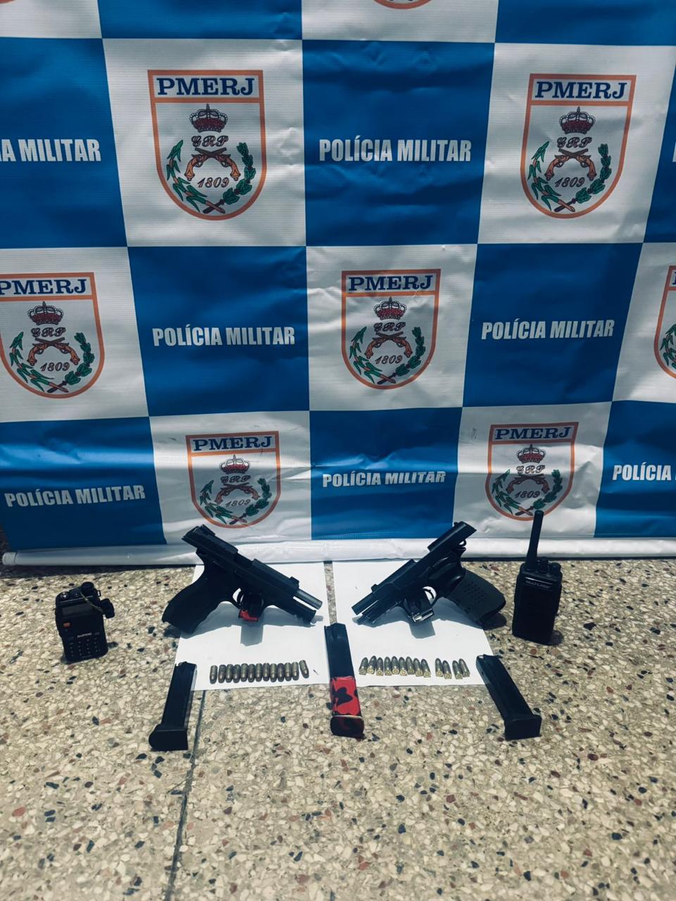 12º BPM prende dois criminosos, apreende armas e munições no Complexo do Caramujo